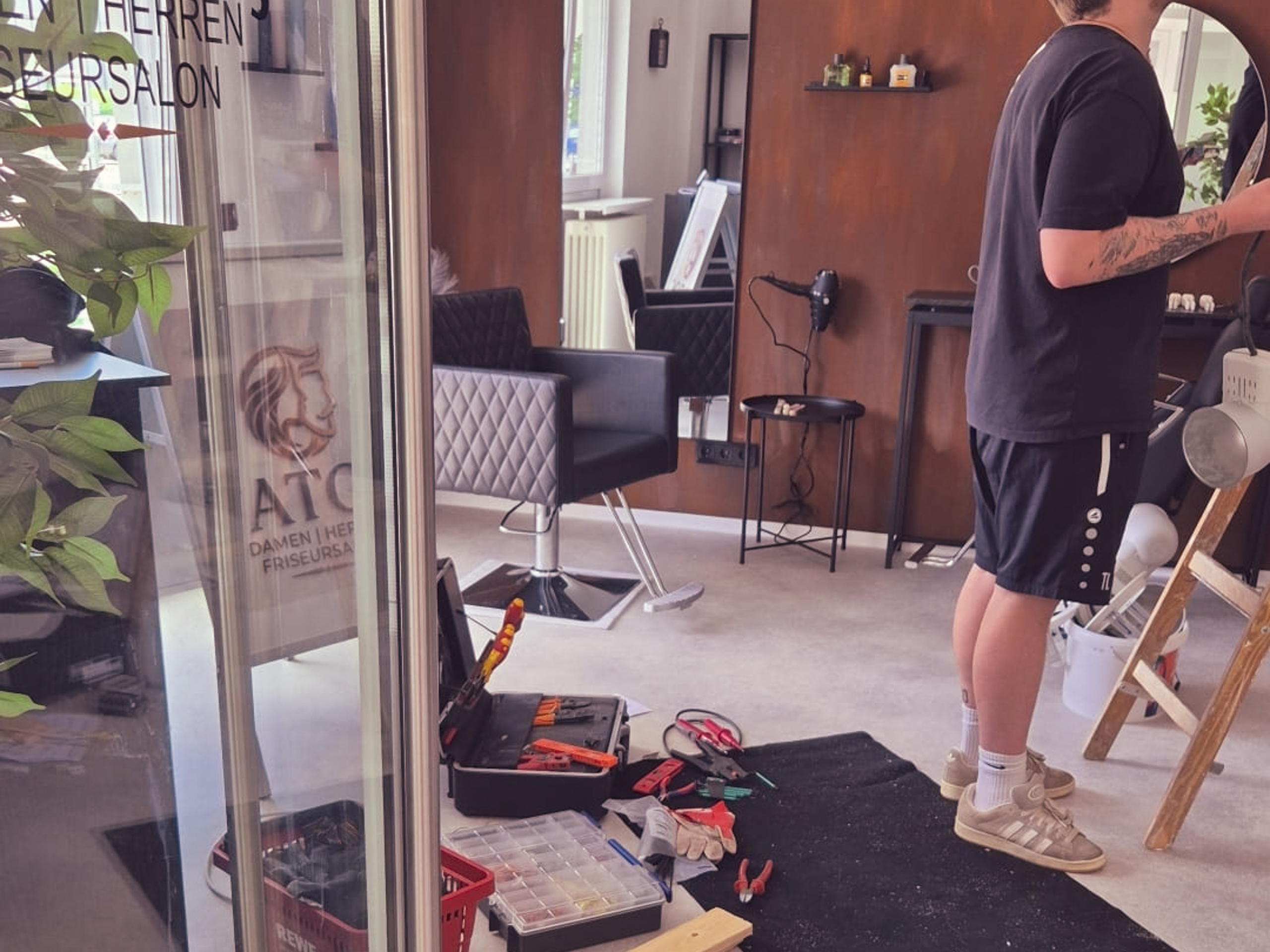 Blick durch die Glasfront in den entstehenden Salon