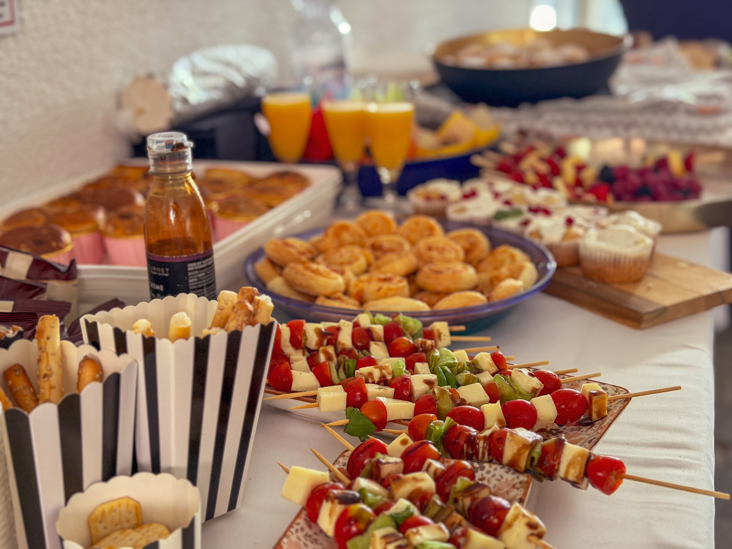 Buffet mit Fingerfood und Sekt zur Eröffnungsfeier