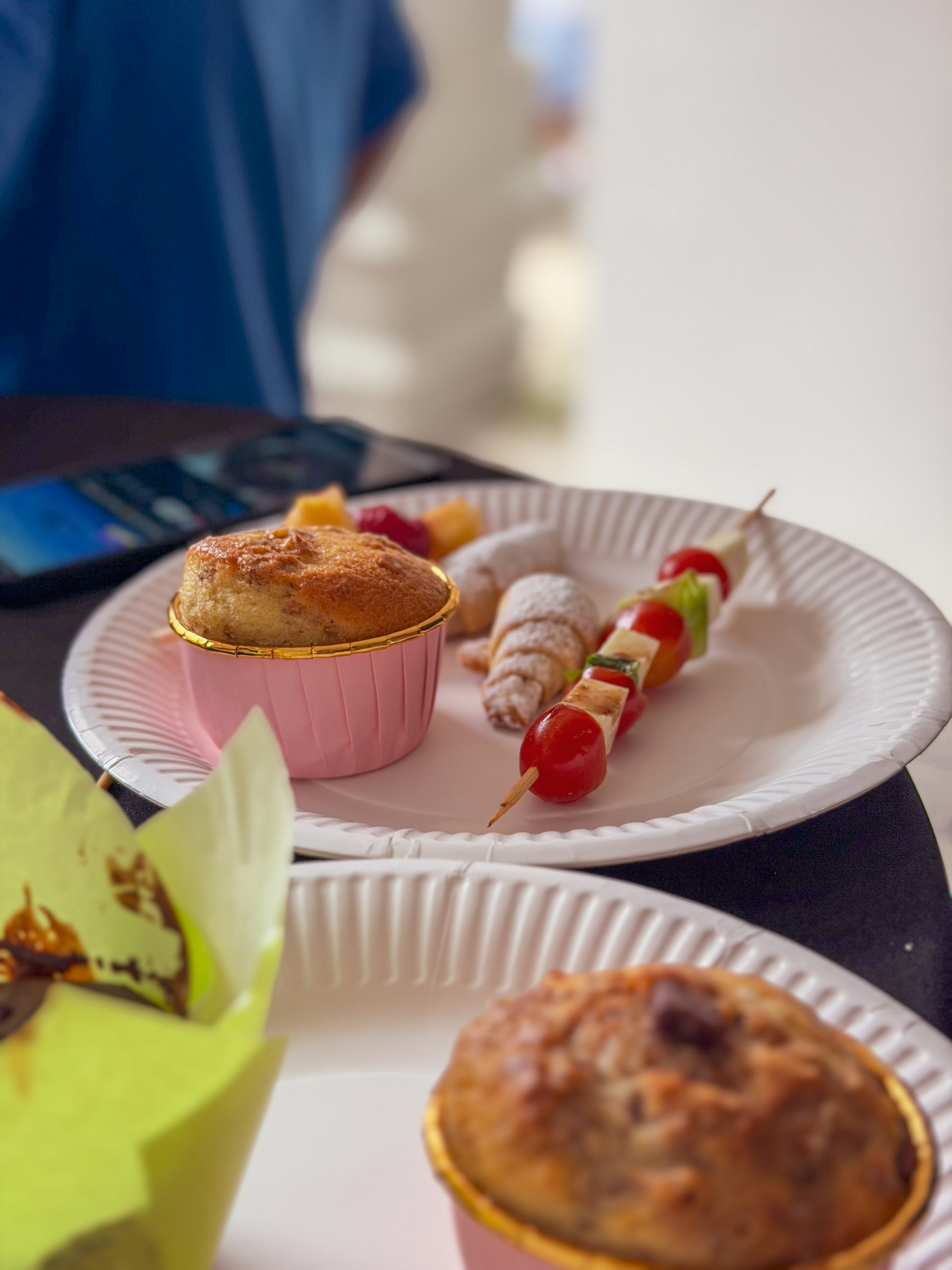 Fingerfood-Teller mit Muffin und Caprese-Spieß
