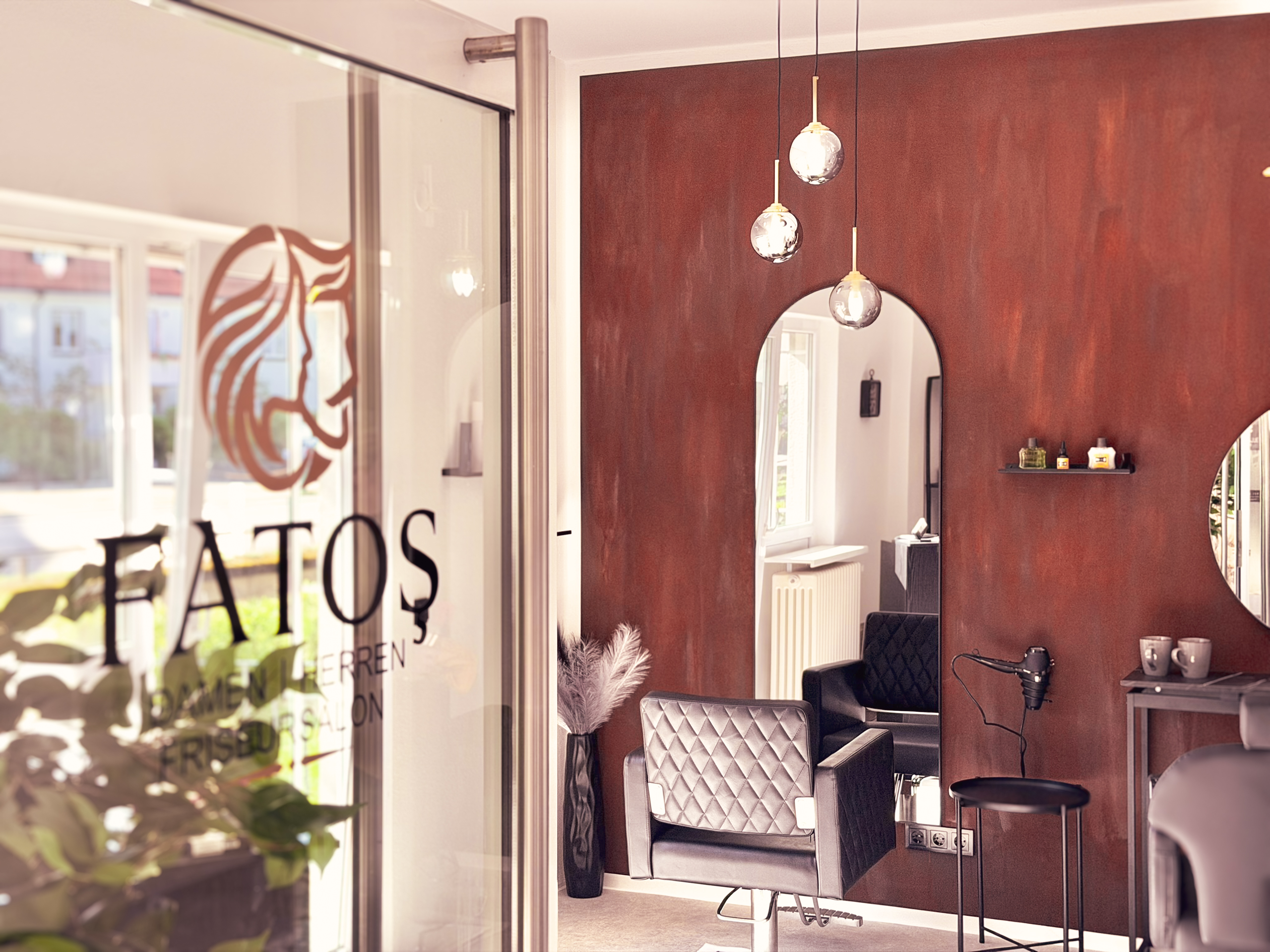 Blick durch die Eingangstür mit FATOŞ-Logo ins Innere des Salons