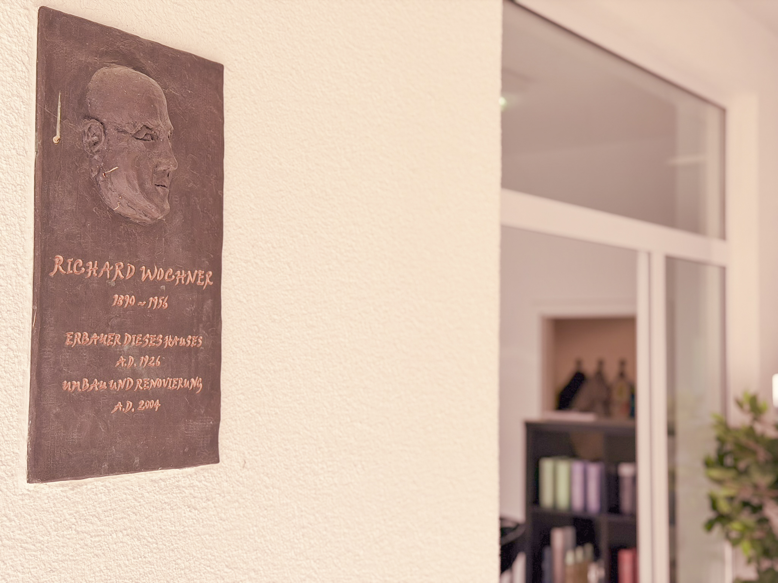 Historische Gebäudetafel von Richard Wochner am Haus von 1926