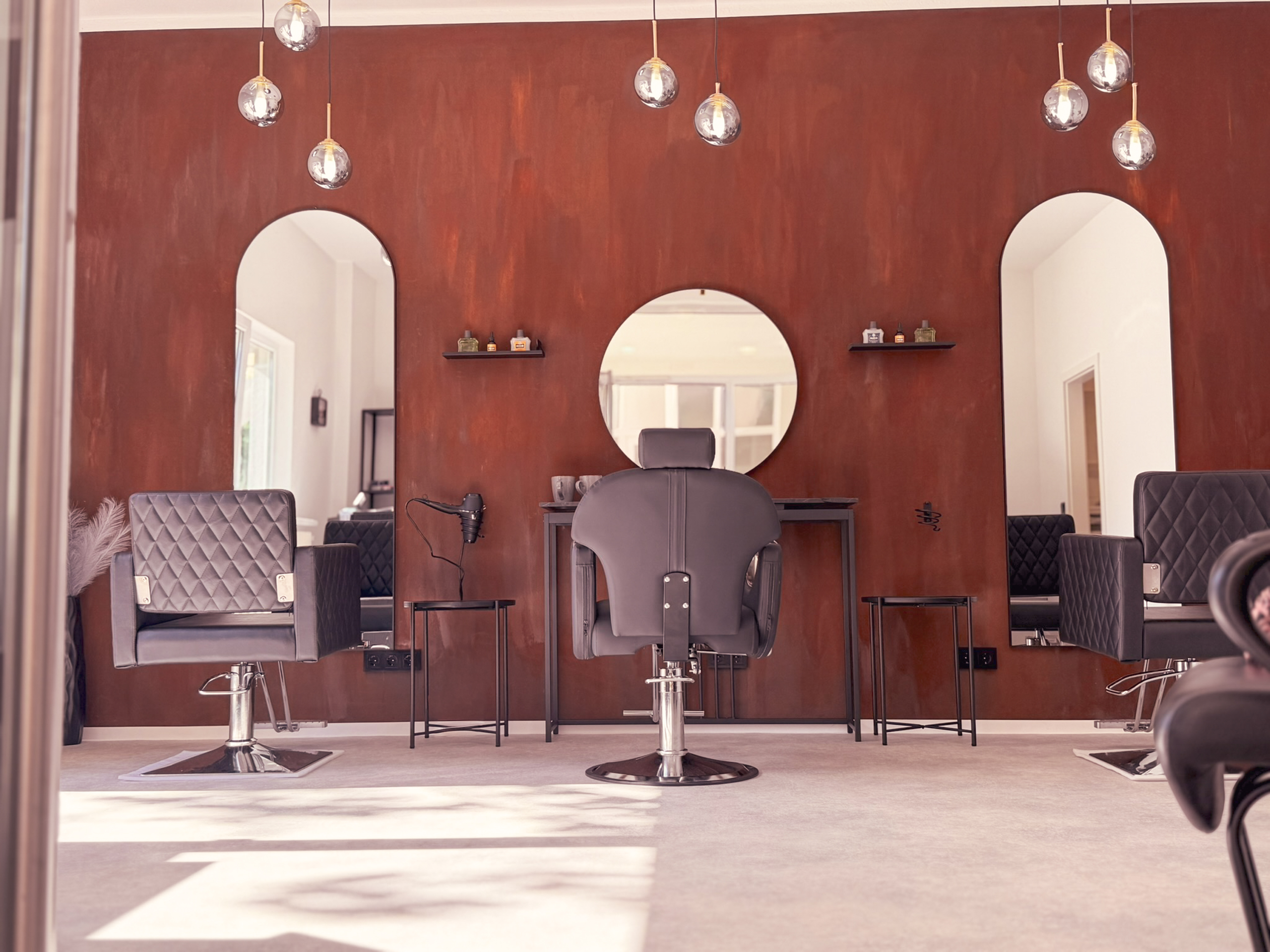 Blick in den Salon mit drei Frisierplätzen